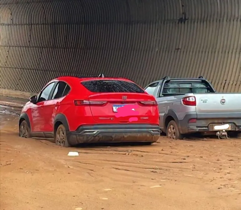 Chuvas expõem novamente problema ignorado no IBC: lama de loteamento invade vias e causa riscos a motoristas