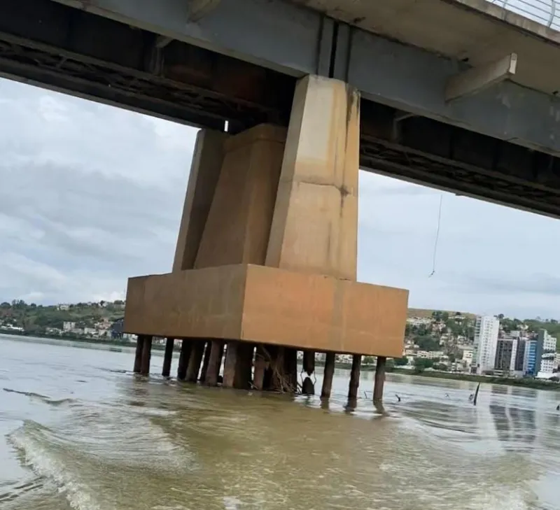 Bombeiros fazem buscas no Rio Doce após homem cair da Ponte Florentino Avidos, em Colatina