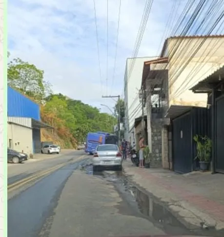 Trecho recém-recapeado afunda e ônibus fica preso na Avenida Brasil, em Colatina