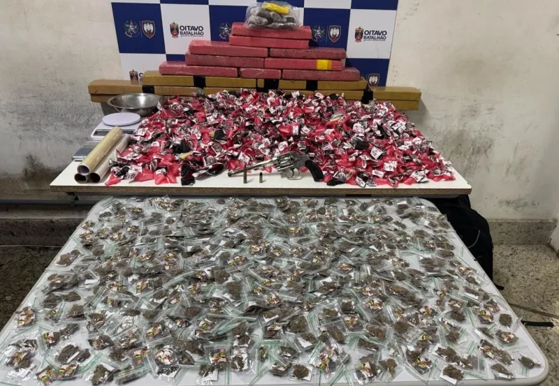 PM desmantela ponto de armazenamento de drogas em Colatina: 21 kg de maconha e 1,5 mil pinos de cocaína