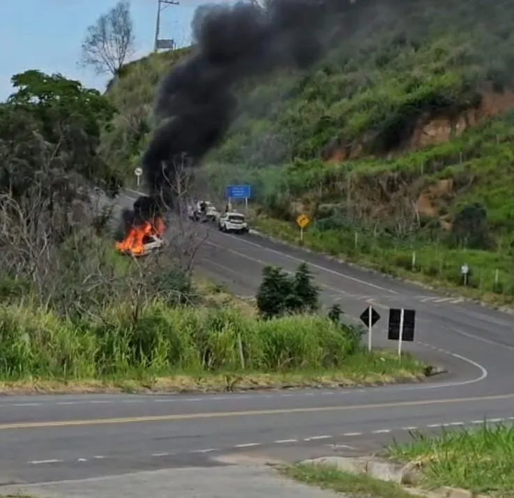 Vídeo: Carro pega fogo na ES-446, próximo ao bairro Luiz Iglesias, em Colatina