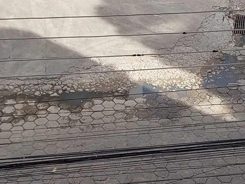 Vídeo: esgoto vazando há quase uma semana perto de escola e supermercado causa mau cheiro, sujeira e temor por riscos à saúde em Colatina