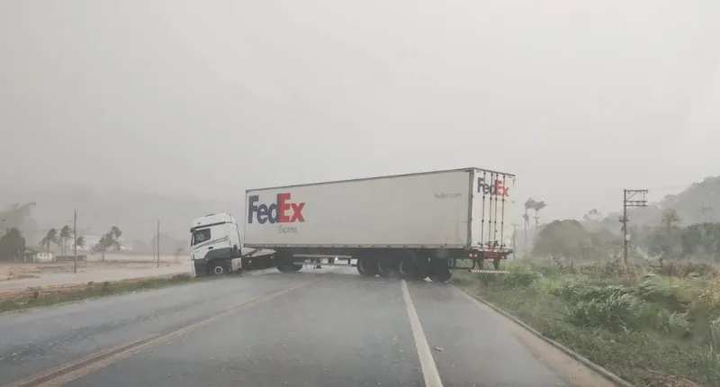 Tempestade com ventos fortes e granizo causa estragos em Colatina