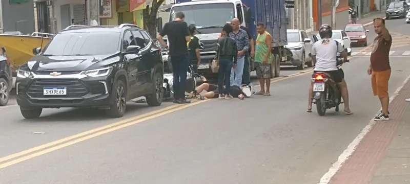 Acidente na Getúlio Vargas deixa motociclista no chão e causa lentidão no Centro de Colatina
