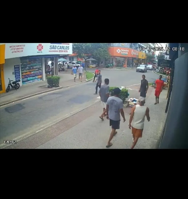 Vídeo: confusão no Centro de Linhares termina em briga após discussão entre ambulante e grupo de pessoas