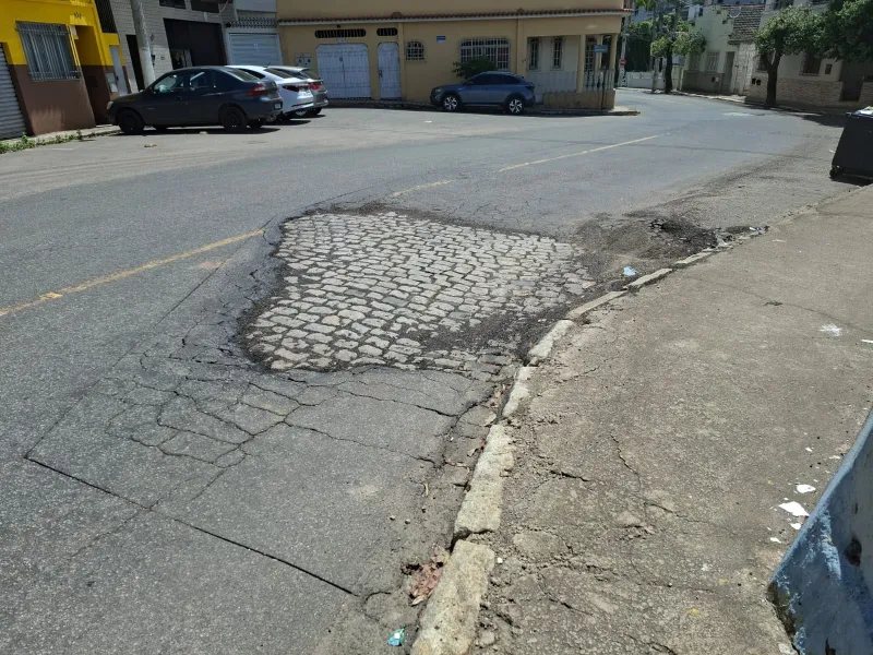 Comunidade: morador reclama de “asfalto farofa” próximo à Prefeitura de Colatina e alerta para acidentes