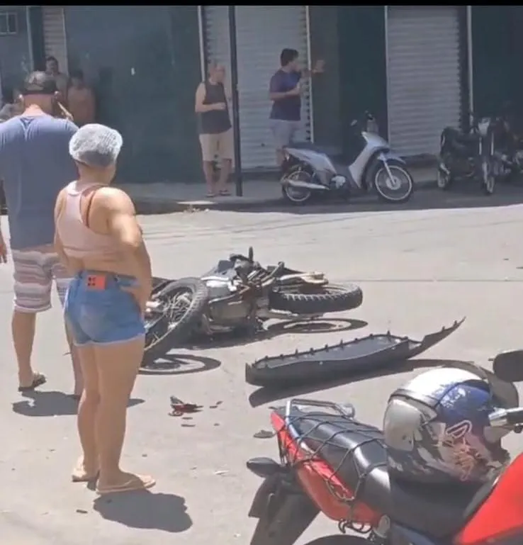 Motociclista empinava moto, bate em carro e fica ferido na Vila Lenira, em Colatina