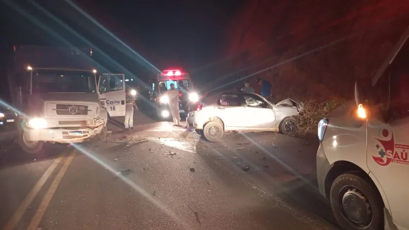Colisão entre carro e caminhão de empresa colatinense deixa motorista morto na ES-080, em São Domingos do Norte