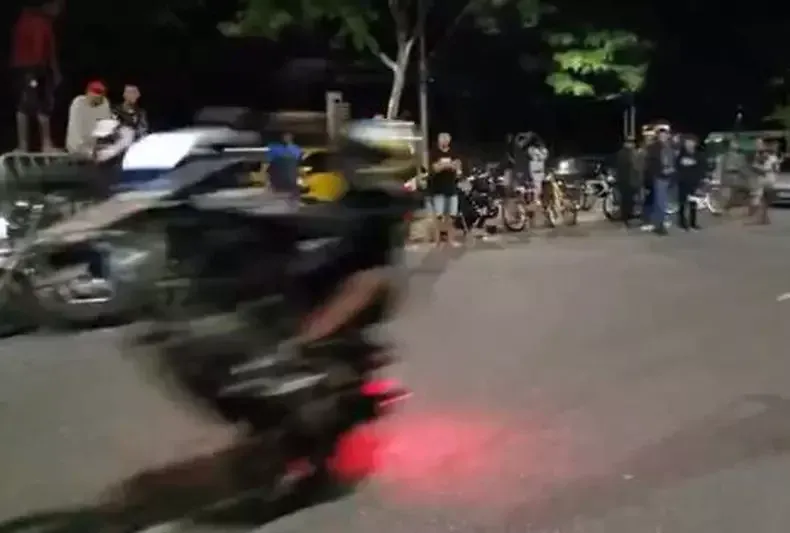 Alta velocidade, contramão e racha: manobras perigosas de motos colocam pedestres em risco em Baixo Guandu