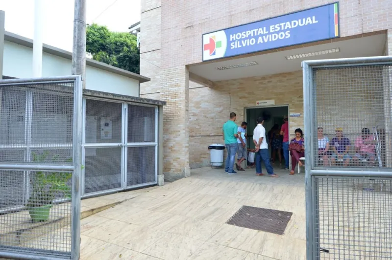 Jovem reage a assalto e leva golpe de faca no pescoço durante tentativa de latrocínio em Colatina