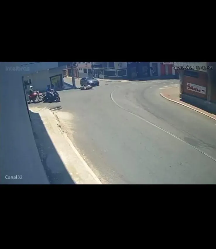 Vídeo: câmera flagra momento em que motociclista é atingido por carro e motorista foge sem prestar socorro em Colatina
