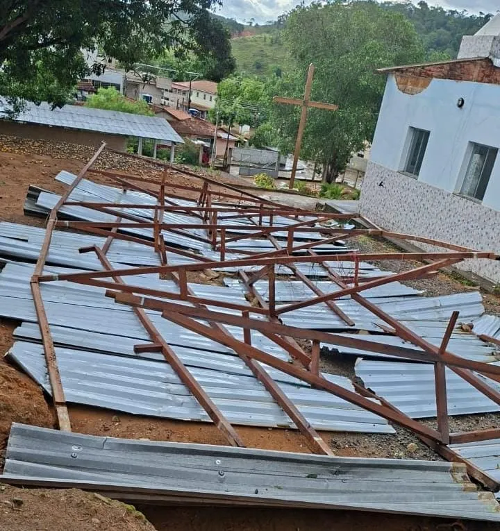 Vendaval arranca telhado de igreja em Reta Grande durante forte tempestade no interior de Colatina