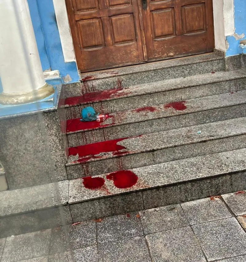 Homem ferido após queda em frente à Câmara de Colatina é socorrido e tem mandado de prisão identificado