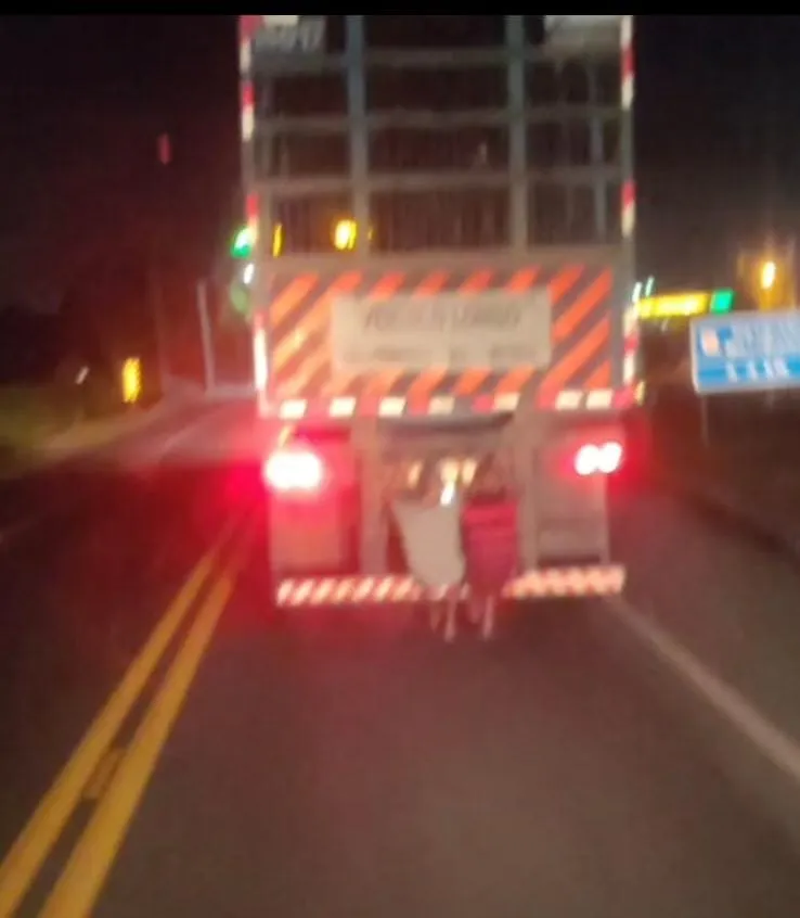 Veja o momento em que homens se arriscam em carona ilegal no para-choque de caminhão na BR-101Norte