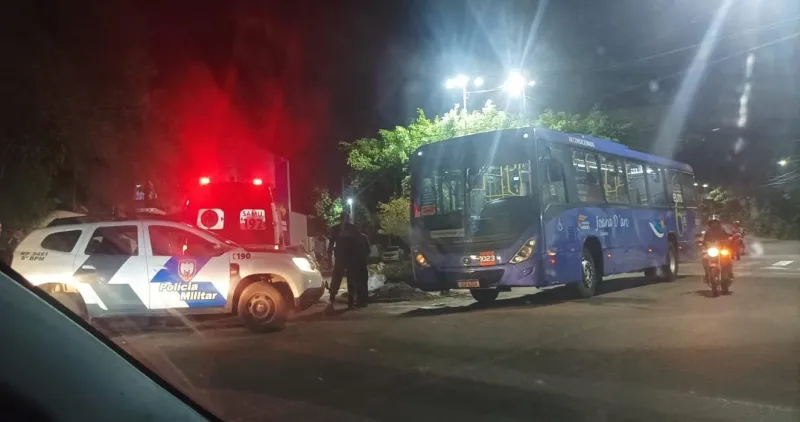 Homem é baleado e entra ferido em ônibus coletivo em Colatina; suspeito é localizado pela PM