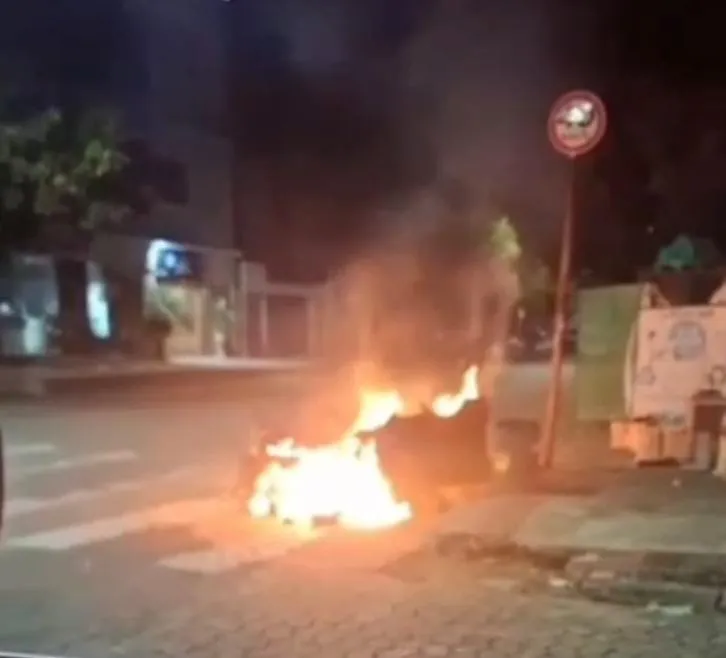 Incêndio criminoso de lixeiras durante a madrugada causa preocupação no Honório Fraga, em Colatina