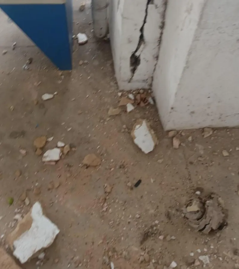 Perigo: queda de parte do reboco do teto expõe problemas estruturais na Estação Central de Colatina