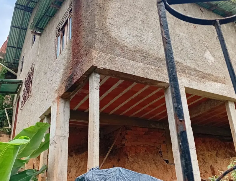 Casas condenadas colocam em risco imóvel com seis moradores em Colatina; família pede socorro