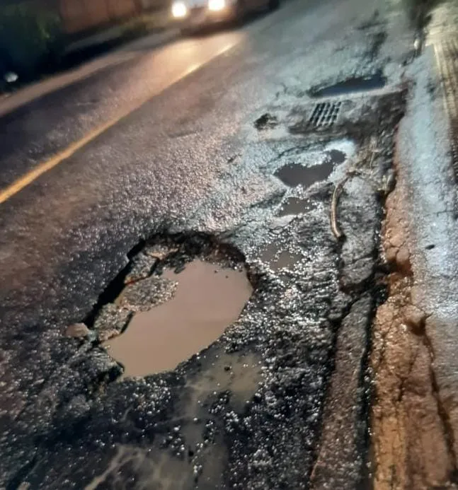 Ironia e revolta: buraco “faz aniversário” em frente a escola de Colatina