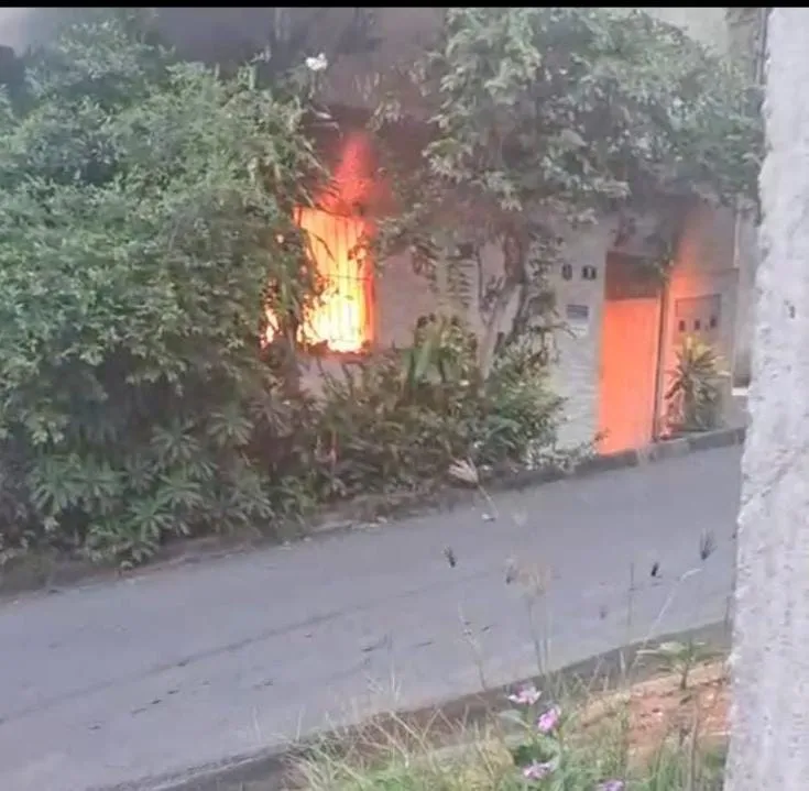 Vídeos: incêndio atinge residência de três pavimentos em bairro de Colatina