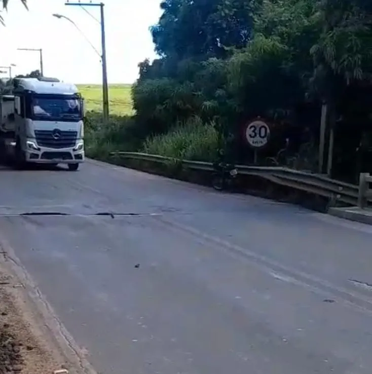 Afundamento volta a preocupar motoristas e causar prejuízos na cabeceira da ponte do Rio Baunilha, na BR-259