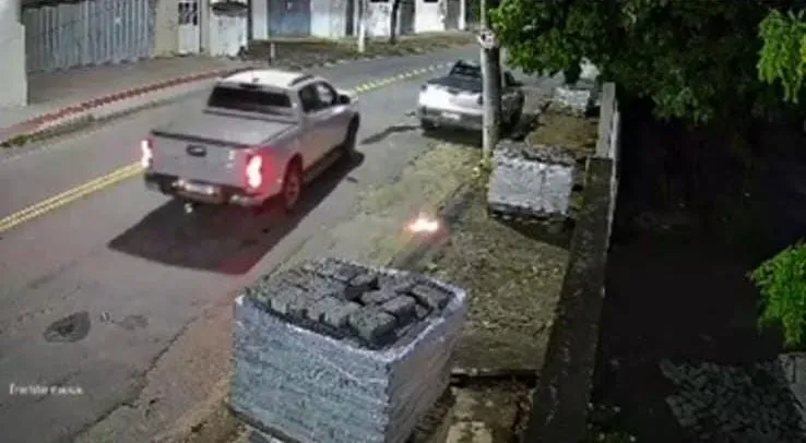 Bomba é lançada de caminhonete, explode em rua de Maria das Graças e moradores cobram identificação dos autores