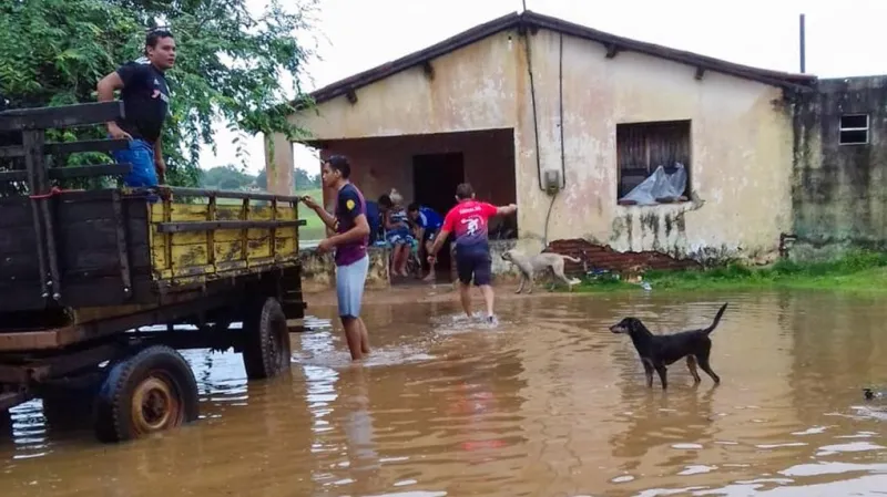 Chuvas forçam 19 famílias a deixarem casas em Linhares; parte está em abrigo provisório