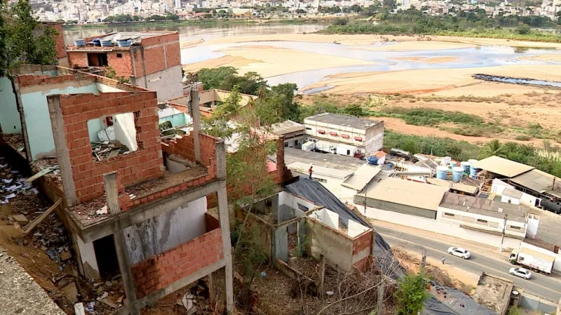 Mulher denuncia violência doméstica e destruição de casa em Colatina; criança com deficiência vive no local
