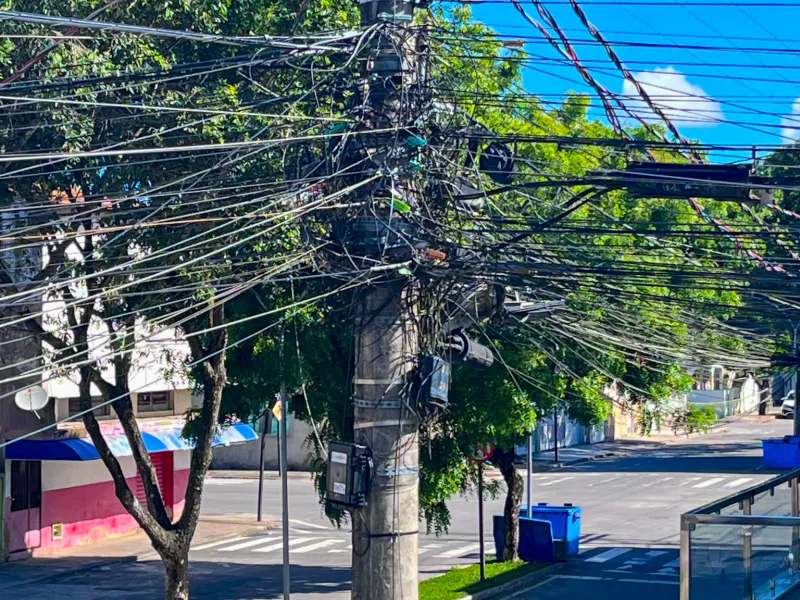 Linhares inicia força-tarefa inédita para retirar fios soltos e reduzir poluição visual