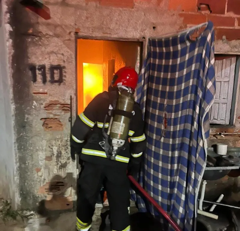 Moradora ateia fogo em casa, chamas se espalham e colocam casal e bebê em risco em Baixo Guandu