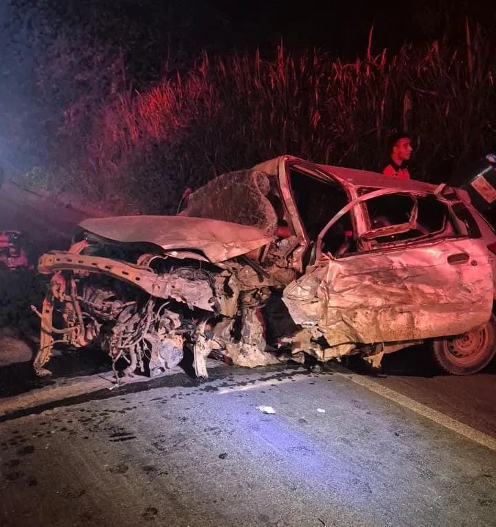 Grave colisão entre carro e caminhões deixa motorista preso às ferragens na BR-259, em Colatina