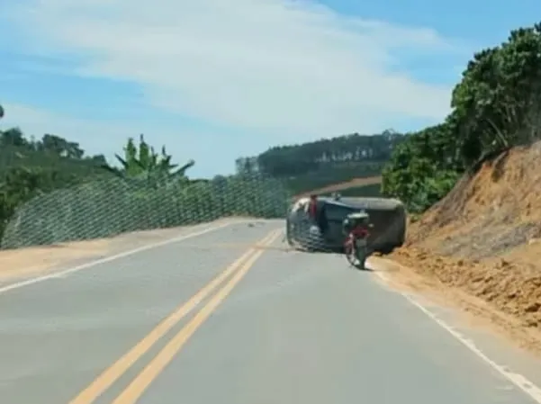 Motorista morre após carro tombar em barranco no distrito de Lajinha do Pancas