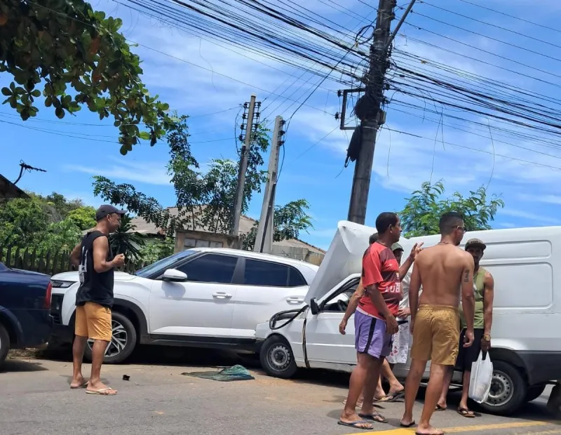 Batida leve termina em perseguição e nova colisão na Avenida Brasil, em Colatina