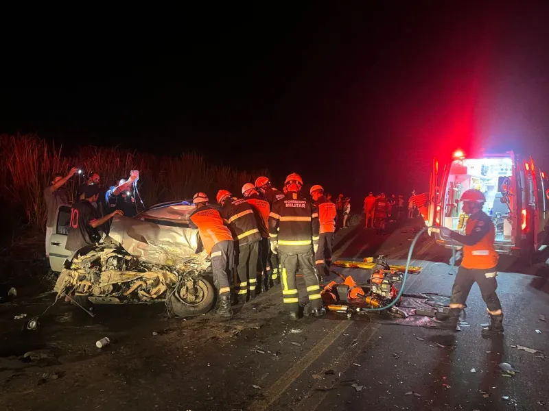 Motociclista morre e ocupante de carro fica presa às ferragens em acidente próximo a Baunilha, em Colatina