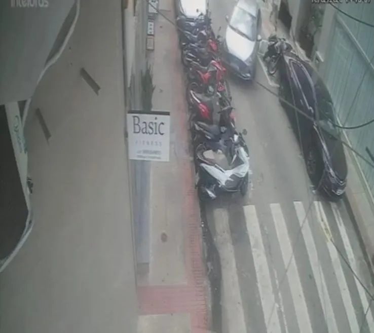 Vídeo: motorista derruba motocicleta estacionada e vai embora como se nada tivesse acontecido no Centro de Colatina