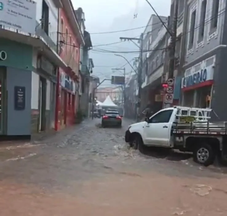 Chuva forte provoca nova enxurradas e pontos de alagamento em Santa Teresa