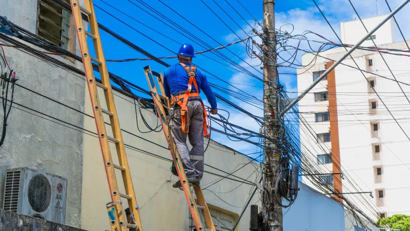 Força-tarefa retira cerca de 2,5 toneladas de fios e resíduos em desuso e põe fim à poluição visual em Linhares