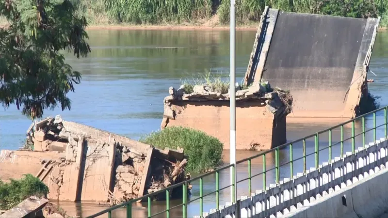 Antiga Ponte Getúlio Vargas em Linhares tem estrutura remanescente sob risco iminente de colapso