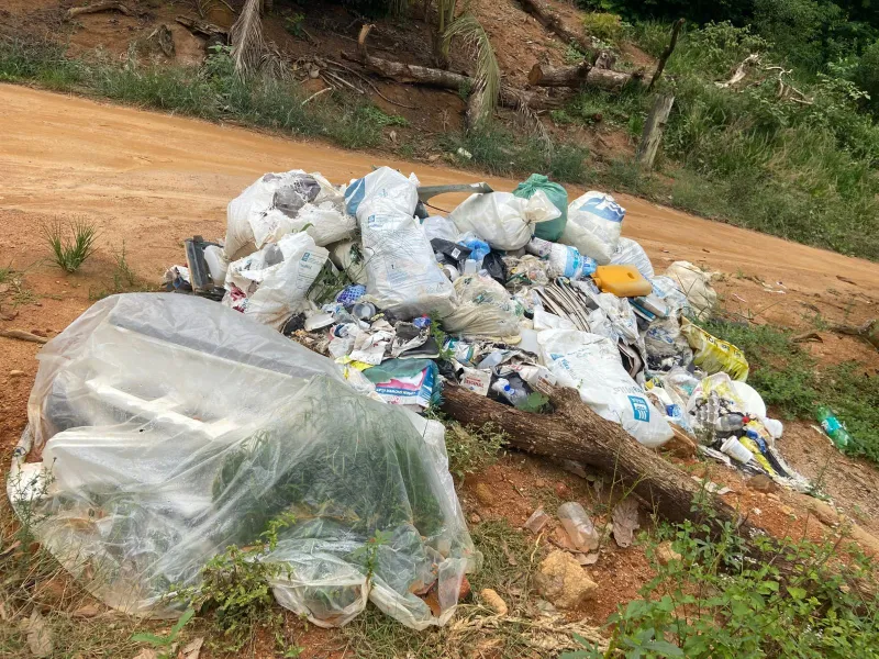 Desde novembro sem coleta: lixo se acumula em comunidade e moradores cobram providências em Colatina