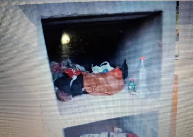 Morador denuncia pessoas vivendo dentro de túmulos no Cemitério São Vicente, em Colatina