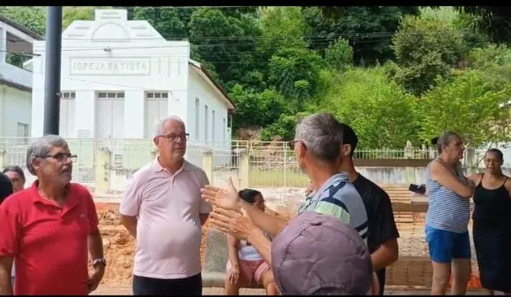 Tensão em reunião: moradores de Itapina cobram explicações sobre obras de água e intervenções no centro histórico
