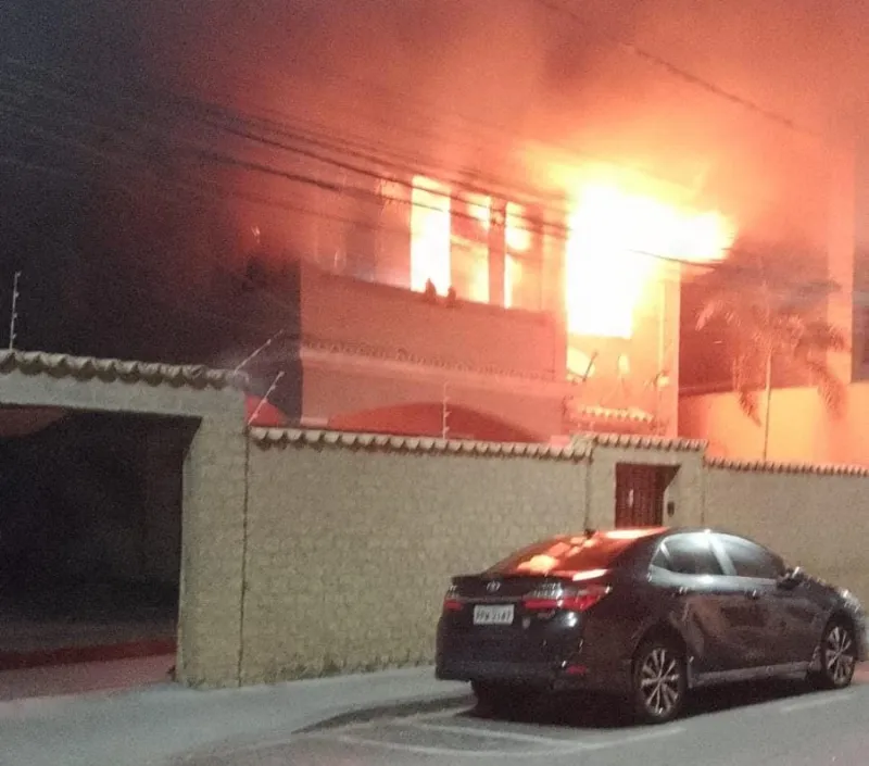 Incêndio de grandes proporções atinge residência em Colatina e mobiliza moradores e equipes de emergência