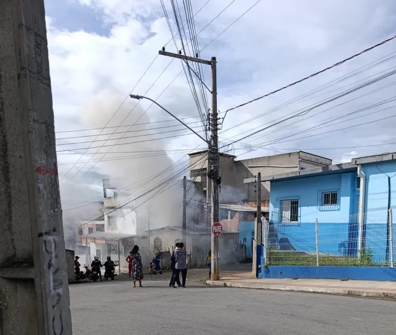 Vídeo: incêndio em residência mobiliza bombeiros na tarde desta quarta-feira em Colatina