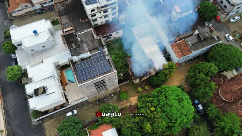 Incêndio destrói parte de residência em bairro de Colatina