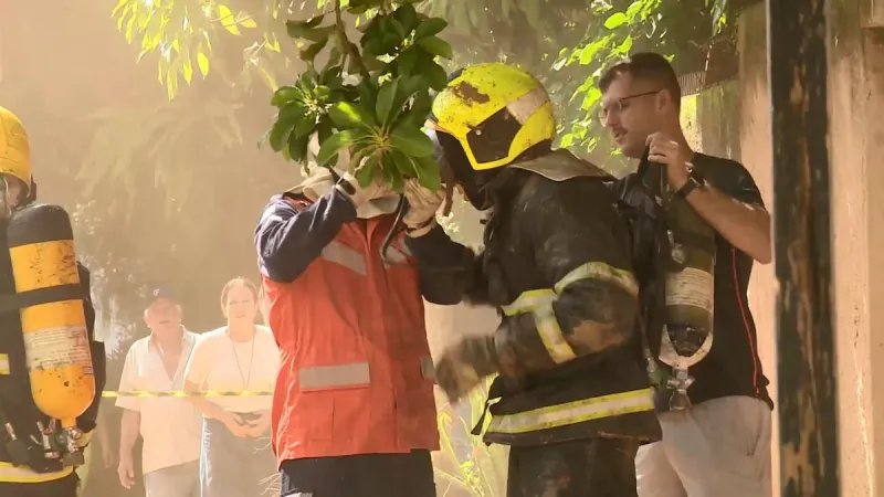 Bombeiro é atingido por destroços durante incêndio e desabamento de casa em Colatina