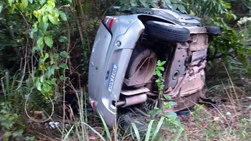 Carro capota após tentativa de ultrapassagem e deixa dois feridos em rodovia de Aracruz