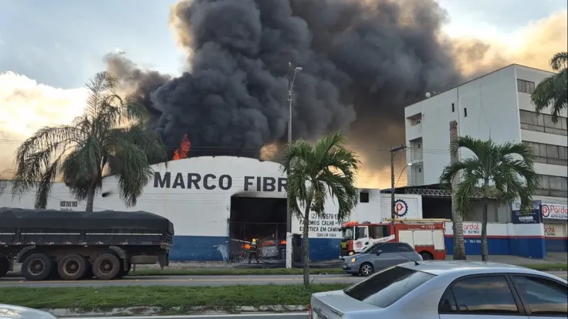 Incêndio atinge galpão, destrói veículos e interdita trecho da BR-101 em Linhares
