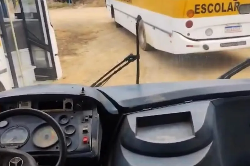Ônibus escolar pega fogo e moradores protestam por segurança em Linhares