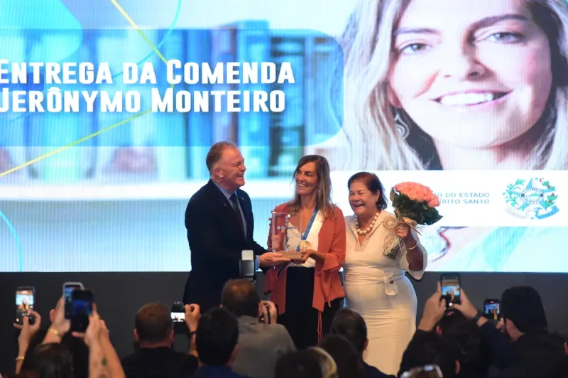 Casagrande concede maior honraria do Estado à pesquisadora da polilaminina e forma 159 novos especialistas para o SUS