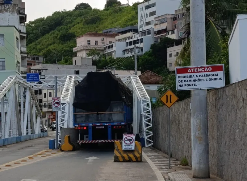 Mesmo com bloqueios, motorista tenta atravessar ponte e caminhão fica preso em Colatina